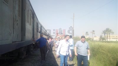 ركاب يلجئون للميكروباص عقب خروج القطار عن القضبان ببني سويف (صور)