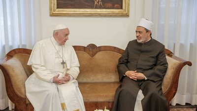 بابا الفاتيكان: سعيد بالتعاون والعمل المشترك مع شيخ الأزهر
