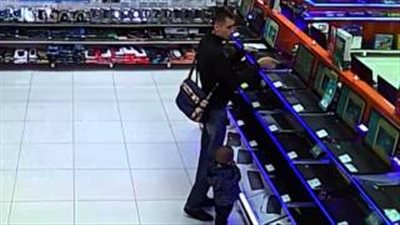 بالفيديو.. رجل يسرق «لاب توب» ويخفيه تحت ابنه الصغير