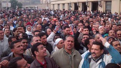عمال غزل المحلة يواصلون إضرابهم بسبب علاوة الـ10%.. المفوض العام: قرار المالية لا يشملهم و«نسعى لاحتواء الأزمة».. التصعيد بتنظيم المسيرات داخل المصنع.. بيان رسمي يطالب العمال بفض المظاهرات