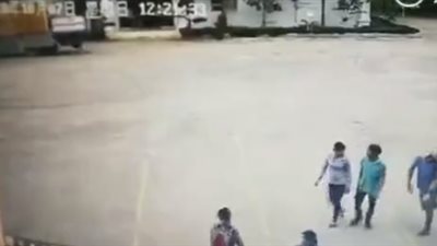 لحظة تعرض امرأة لحادث دهس مروع (فيديو)