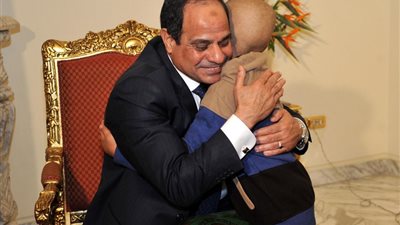 بالصور..الطفل «مريض السرطان» يحقق أمنيته.. قابل «السيسي» وأهداه مصحفًا