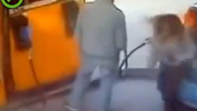 امرأة تشعل النيران في سيارة داخل محطة وقود (فيديو)