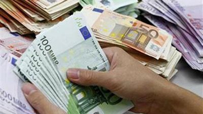 اليورو يهبط لأدنى مستوى في شهرين أمام الدولار