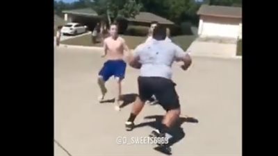 شاب بدين يلقن شابين حاولا الاعتداء عليه درسا قاسيا (فيديو)