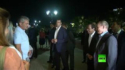 بوتين يسأل مواطنين روس عن مصر خلال جولة مع السيسي (فيديو)