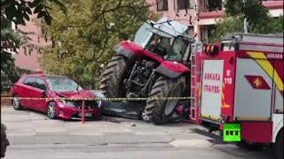 سائق جرار يحاول اقتحام السفارة الإسرائيلية في تركيا (فيديو)