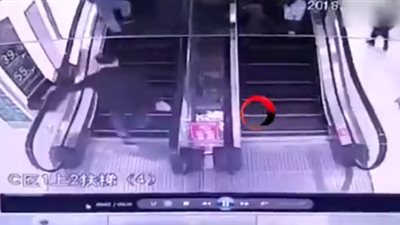 حادث مفجع لطفل أثناء استخدامه سلما كهربائيا (فيديو)