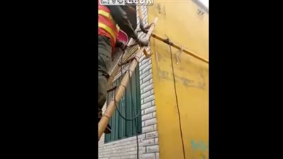 خطأ كارثي لعامل لا يعرف كيفية الخروج منه (فيديو وصور)