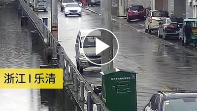 طفل ينقذ فتاة ثلاث سنوات من الغرق في مياه نهر (فيديو)