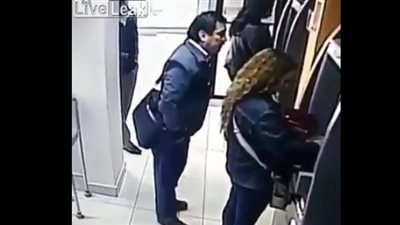 عصابة تنفذ مخططا لسرقة بطاقة ائتمان والرقم السري من امرأة (فيديو)