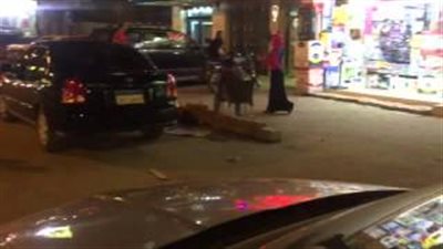 بالفيديو.. صاحب محل يتحدى الحي ويبنى سورًا من الطوب في شارع فيصل