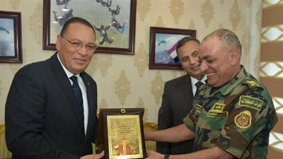 15 صورة ترصد زيارة محافظ الشرقية لـ«قوات الصاعقة والمظلات»