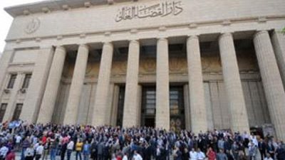 عشرات العمال يتظاهرون أمام دار القضاء العالى