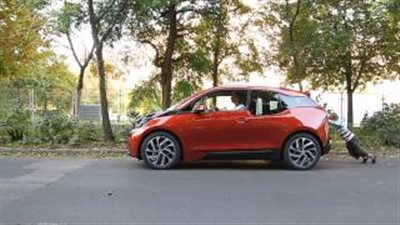 بالفيديو.. طفل عمره 7 سنوات يدفع سيارة «بي إم دبليو»