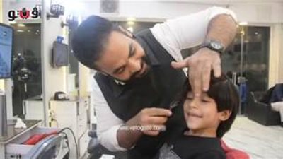 «وزير السعادة».. حلاق يرسم البهجة على وجوه أطفال السرطان بشعر صناعي