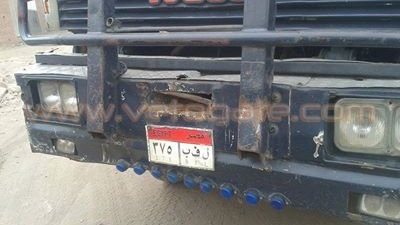 بالصور..قليوب تتحفظ على سيارة تلقي بمخلفاتها بالطريق العام