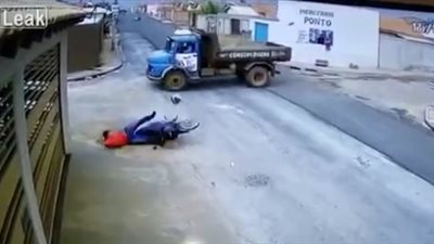 نهاية مروعة لسائق دراجة نارية (فيديو)