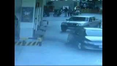 بالفيديو.. لص يسرق سيارة من محطة وقود