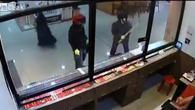 امرأة تساعد لصين على سرقة محل ذهب (فيديو)