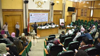 رئيس جامعة القاهرة يناقش رسالة ماجستير عن العدالة التطبيقية