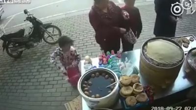 طفلة تسرق أطعمة أثناء إشغال أمها للبائع (فيديو)