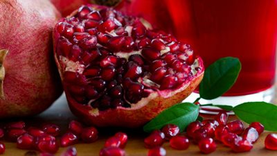 ماسك الرمان يمنح بشرتك الصفاء والجاذبية