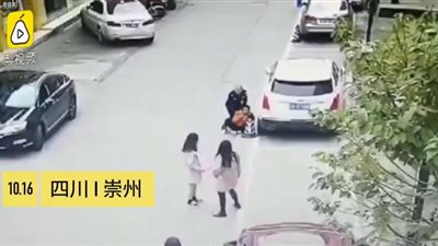 نهاية مروعة للصين حاولا سرقة فتاتين في وضح النهار (فيديو)