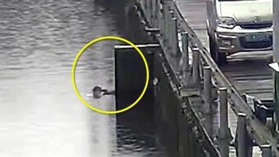 لحظة غرق طفلة صغيرة في المياه (فيديو)