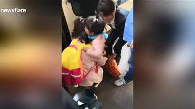 لحظة نجاة طفلة من الموت بعد سقوطها تحت القطار (فيديو)