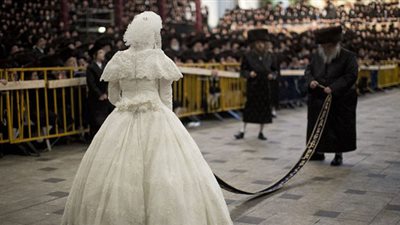 أغرب طقوس الزواج حول العالم: «غجر إيطاليا» العريس يخطف عروسته لأسبوع.. «اسكتلندا» إلقاء الروائح الكريهة على العروسين..«الصين» بكاء العروس..«ألمانيا» الضيوف يكسر