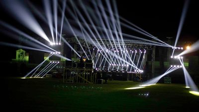 تجهيزات حفل عمرو دياب في جامعة مصر الدولية (صور)