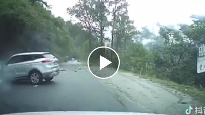 لحظة سقوط صخرة ضخمة فوق سيارة (فيديو)