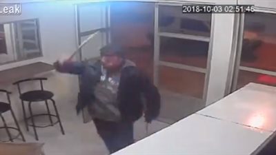 رد فعل أصحاب مطعم لحظة اقتحامه بهدف السرقة (فيديو)