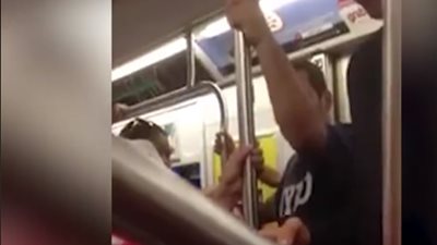 رجل يغير مسار يوم بائعة ورد بمترو الأنفاق (فيديو)