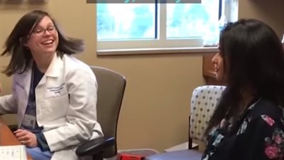 مفاجأة غير متوقعة لفتاة تسمع لأول مرة في حياتها (فيديو)