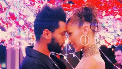 بيلا حديد تنشر صورة رومانسية مع حبيبها ذا ويكند في عيد ميلادها