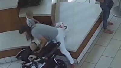 شرطي ينقذ طفلة كادت تموت من الاختناق (فيديو)