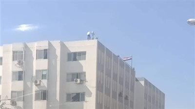 موظف يحاول الانتحار من أعلى مبنى جمارك بورسعيد (صور وفيديو)