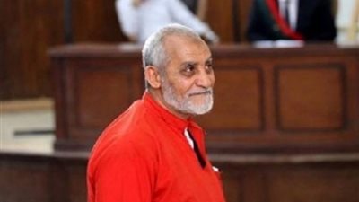 تأجيل محاكمة بديع و70 إخوانيا في قضية «اقتحام قسم العرب» لـ21 نوفمبر