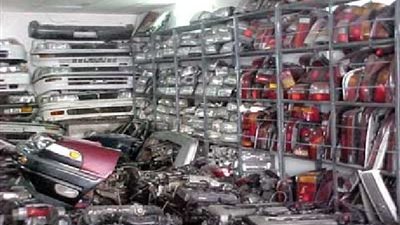 ضبط مخزن بداخله 2000 قطعة غيار سيارات مجهولة ببولاق