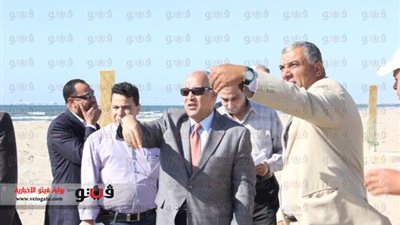 بالصور.. الحملاوى يتفقد مصيف إدكو ويرفع الشاليهات القديمة