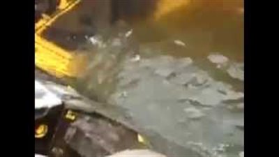 بالفيديو.. روسيون يصطادون الأسماك بـ«جرافة»