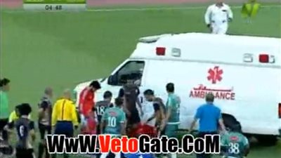 بالفيديو.. «سيارة إسعاف» بأرض ملعب الاتحاد لإنقاذ لاعب «الإنتاج»