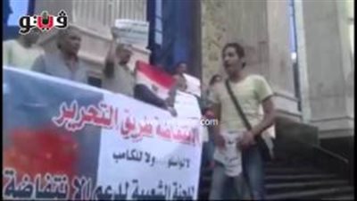 بالفيديو.. تظاهر العشرات أمام «الصحفيين» لدعم الانتفاضة الفلسطينية