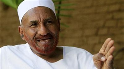 المهدي: البشير يتبنى أيدولوجية منكفئة وإقامة أسرة 