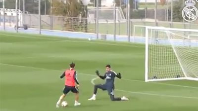 «بيل» يتلاعب بـ«كورتوا» ويحرز هدفا رائعا بتدريبات الريـال (فيديو)