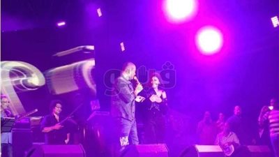 عمرو دياب يقدم دينا الشربيني على المسرح في حفل جامعة مصر (صور)
