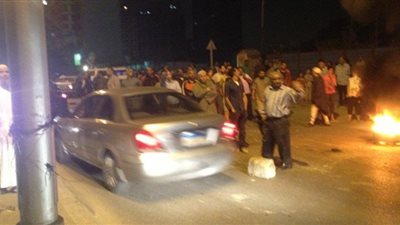 أهالي قرية بطوخ يقطعون الطريق الزراعي لاختفاء طالبتين