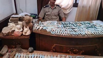 ضبط 300 قطعة أثرية بحوزته راكب بمنفذ نوبيع البري